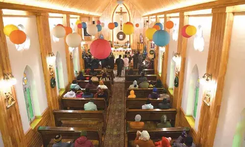 क्रिसमस पर कश्मीर में विभिन्न धर्मों की एकता और जश्न का माहौल