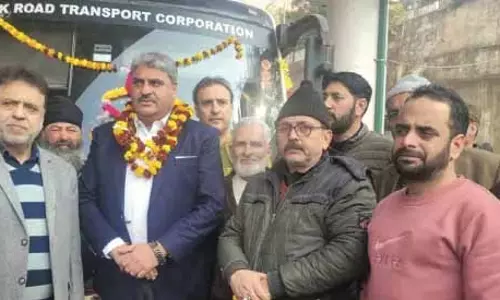 Srinagar सज्जाद शाहीन ने 2 सेवा बसों को हरी झंडी दिखाई Srinagar सज्जाद शाहीन ने 2 सेवा बसों को हरी झंडी दिखाई