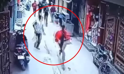 LIVE वीडियो: चाकुओं से गोदकर युवक की हत्या, वारदात सीसीटीवी में कैद