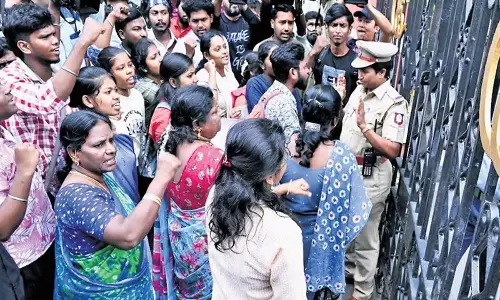 Tamil Nadu: छात्रों और शिक्षकों ने सुरक्षा चूक को ठहराया जिम्मेदार Tamil Nadu: छात्रों और शिक्षकों ने सुरक्षा चूक को ठहराया जिम्मेदार