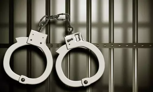 पुलिस को देख गाड़ी को स्टार्ट कर भागने लगे, फिर जो हुआ...सब रह गए दंग पुलिस को देख गाड़ी को स्टार्ट कर भागने लगे, फिर जो हुआ...सब रह गए दंग