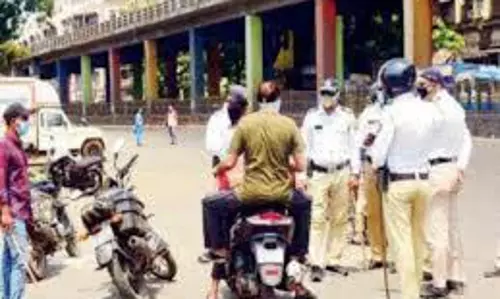 Malad में मोटर चालक ने पुलिसकर्मी पर हमला किया Malad में मोटर चालक ने पुलिसकर्मी पर हमला किया