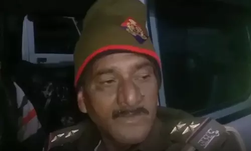OMG! बंदरों का आतंक, दारोगा का पैर फ्रैक्चर, जानें छत पर क्या हुआ?