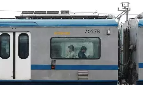Mumbai से चलने वाली ट्रेनों में जल्द ही पंक्तिवार डस्टबिन लगाए जाएंगे