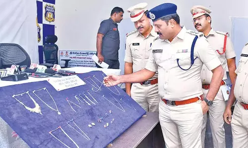 Andhra: 12.5 लाख रुपये का सोना चुराने के आरोप में महिला गिरफ्तार Andhra: 12.5 लाख रुपये का सोना चुराने के आरोप में महिला गिरफ्तार
