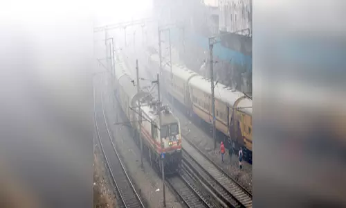 Train: कोहरे की वजह से दो दर्जन ट्रेनें देरी से चल रहीं
