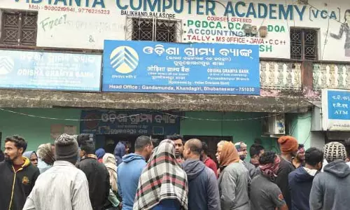 लुटेरों ने ओजीबी शाखा को आग के हवाले कर दिया