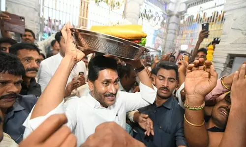 YSRCP chief Jagan ने कोडंडाराम स्वामी मंदिर में मूर्ति स्थापना समारोह में भाग लिया