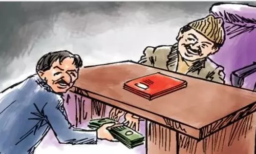 Ranchi: नेतरहाट आवासीय विद्यालय के एडमिनिस्ट्रेटिव ऑफिसर को ACB ने घूस लेते दबोचा Ranchi: नेतरहाट आवासीय विद्यालय के एडमिनिस्ट्रेटिव ऑफिसर को ACB ने घूस लेते दबोचा
