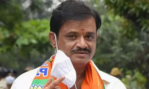 Karnataka के बीजेपी विधायक मुनिरत्ना बेंगलुरु पहुंचे