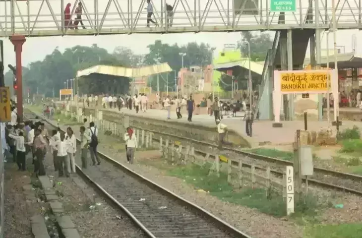 Dausa: ट्रेन से बैग चुराकर भाग रहे चोर को युवक ने फिल्मी स्टाइल में धर दबोचा Dausa: ट्रेन से बैग चुराकर भाग रहे चोर को युवक ने फिल्मी स्टाइल में धर दबोचा