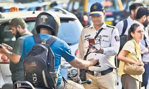 Mumbai : सड़क पर वाहनों को रोकने के लिए रोका गया Mumbai : सड़क पर वाहनों को रोकने के लिए रोका गया