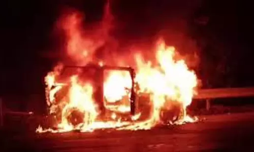 Bihar News: हाईवे पर आग का गोला बनी थार, 4 लोगों ने कूदकर बचाई जान Bihar News: हाईवे पर आग का गोला बनी थार, 4 लोगों ने कूदकर बचाई जान