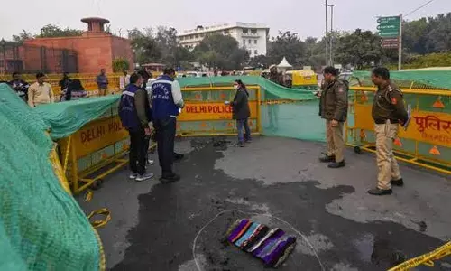 Delhi में संसद के पास यूपी के एक व्यक्ति ने खुद को आग लगाई