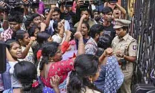 Sexual harassment case: भागने की कोशिश में आरोपी का पैर टूटा