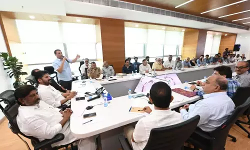 CM Revanth Reddy ने तेलुगु फिल्म अभिनेताओं, निर्माताओं के साथ महत्वपूर्ण बैठक की