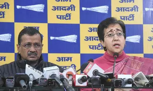 Delhi: वोट के लिए पैसे बांटते पकड़े गए परवेश वर्मा Delhi: वोट के लिए पैसे बांटते पकड़े गए परवेश वर्मा