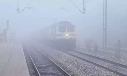 Delhi में कड़ाके की ठंड और कोहरे से 2 दर्जन ट्रेनें देरी से चल रहीं Delhi में कड़ाके की ठंड और कोहरे से 2 दर्जन ट्रेनें देरी से चल रहीं