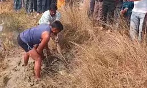 Dhanbad: अधेड़ की हत्या कर शव खेत में गाड़ दिया, एक हिरासत में Dhanbad: अधेड़ की हत्या कर शव खेत में गाड़ दिया, एक हिरासत में