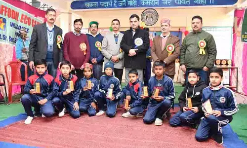 Arki MLA ने मंजू स्कूल पुरस्कार वितरण समारोह में बच्चों से बातचीत की
