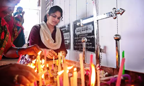 Godavari जिलों में क्रिसमस का जश्न धूमधाम से मनाया गया Godavari जिलों में क्रिसमस का जश्न धूमधाम से मनाया गया