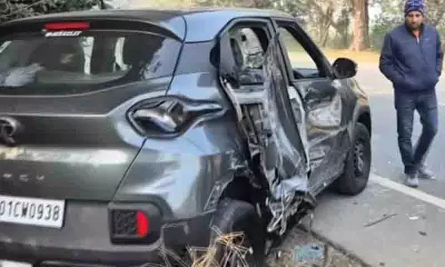 Punjab: घायलों को खनौरी ले जाते डॉक्टर