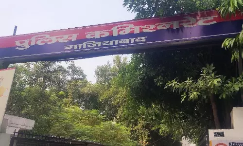 Ghaziabad: पुलिस ने नए साल पर कामकाजी महिलाओं को दिया तोहफा Ghaziabad: पुलिस ने नए साल पर कामकाजी महिलाओं को दिया तोहफा