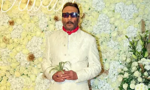 Jackie Shroff गिरे हुए प्रशंसक की मदद के लिए आगे आए