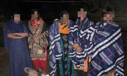 Assam पुलिस ने पांच बांग्लादेशी घुसपैठियों को पकड़ा, वापस भेजा Assam पुलिस ने पांच बांग्लादेशी घुसपैठियों को पकड़ा, वापस भेजा