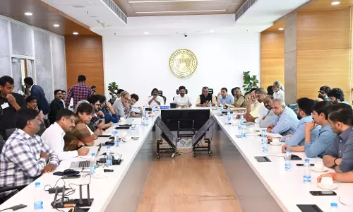 CM Revanth ने टॉलीवुड अभिनेताओं, फिल्म निर्माताओं के साथ बैठक की CM Revanth ने टॉलीवुड अभिनेताओं, फिल्म निर्माताओं के साथ बैठक की