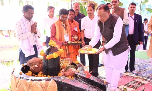 सीएम विष्णुदेव साय ने शिवलिंग में जल अर्पित की