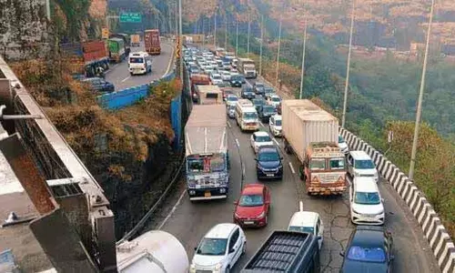 Christmas के चलते पुणे-मुंबई एक्सप्रेसवे पर वाहनों की लगी लंबी कतार