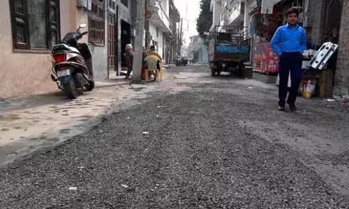 Ludhiana में पैचवर्क के बाद सड़कों पर फिर से उभर आए गड्ढे