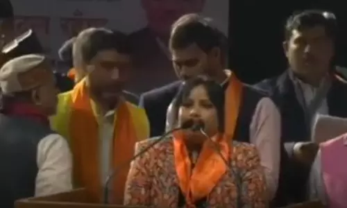 कार्यक्रम में रघुपति राघव राजा राम पर हंगामा...गायिका को माफी मांगनी पड़ी, जानें पूरा मामला