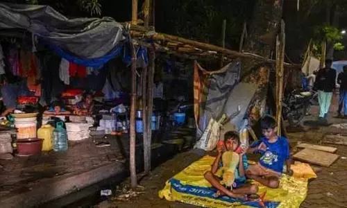 Powai में बेघर निवासियों को मौसम और कीड़ों का करना पड़ रहा सामना Powai में बेघर निवासियों को मौसम और कीड़ों का करना पड़ रहा सामना