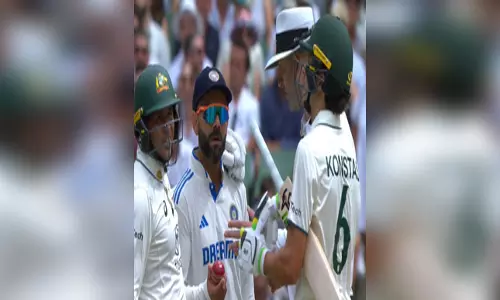 Virat Kohli: विराट कोहली को मिली सजा, कंधा मारना पड़ा महंगा, जानिए क्या है पूरा मामला Virat Kohli: विराट कोहली को मिली सजा, कंधा मारना पड़ा महंगा, जानिए क्या है पूरा मामला