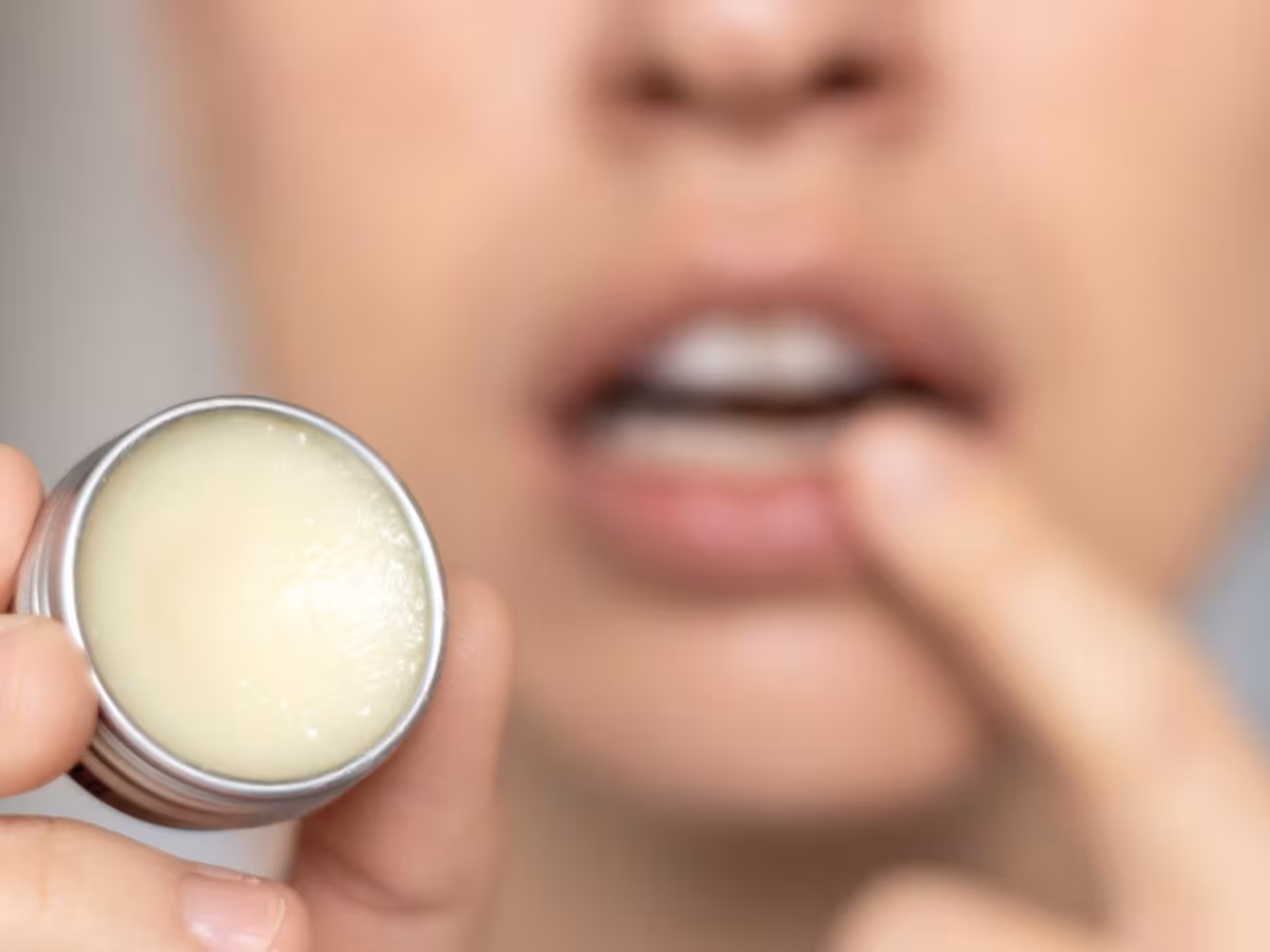 Lifestyle: सर्दियों में होंठों के लिए घी और नारियल तेल का लिप बाम लगाए Lifestyle: सर्दियों में होंठों के लिए घी और नारियल तेल का लिप बाम लगाए