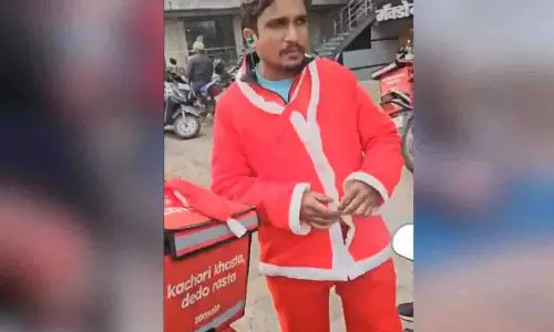 Telangana: सांता की पोशाक को लेकर डिलीवरी मैन के उत्पीड़न की निंदा की Telangana: सांता की पोशाक को लेकर डिलीवरी मैन के उत्पीड़न की निंदा की