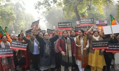 New Delhi: भाजपा महिला मोर्चा का महिला सम्मान योजना’ को लेकर केजरीवाल के आवास पर प्रदर्शन New Delhi: भाजपा महिला मोर्चा का महिला सम्मान योजना’ को लेकर केजरीवाल के आवास पर प्रदर्शन