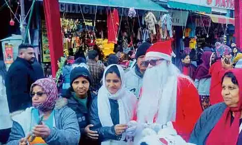 Christmas: त्यौहारी मौज-मस्ती के लिए मनाली में उमड़े पर्यटक