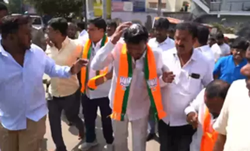 Bengaluru में भाजपा विधायक पर अंडे से हमला, एफआईआर दर्ज Bengaluru में भाजपा विधायक पर अंडे से हमला, एफआईआर दर्ज