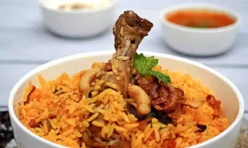Hyderabad के बंजारा हिल्स स्थित रेस्तरां में बिरयानी में कॉकरोच मिला Hyderabad के बंजारा हिल्स स्थित रेस्तरां में बिरयानी में कॉकरोच मिला