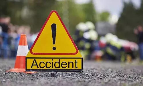 Kerala : कोल्लम में तेज रफ्तार ट्रक ने महिला को टक्कर मारी, कार ने महिला को रौंदा