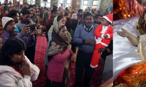 Jammu: धार्मिक उत्साह के साथ मनाया गया क्रिसमस Jammu: धार्मिक उत्साह के साथ मनाया गया क्रिसमस