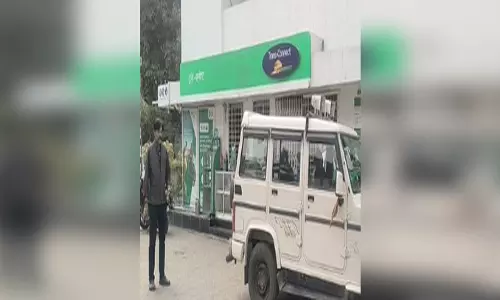 पेट्रोल पंप कर्मी से दिनदहाड़े 14 लाख रुपए की लूट, VIDEO