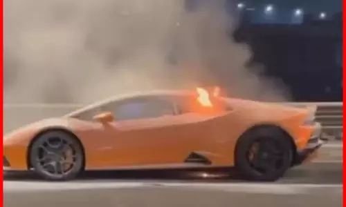OMG! आग की चपेट में लग्जरी कार लेम्बोर्गिनी, Lamborghini Car की कीमत जानकर नहीं होगा यकीन