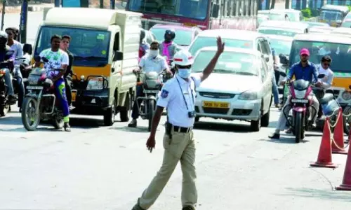 Hyderabad ट्रैफिक पुलिस ने लंबित ई-चालान पर छूट की झूठी जानकारी को खारिज किया Hyderabad ट्रैफिक पुलिस ने लंबित ई-चालान पर छूट की झूठी जानकारी को खारिज किया