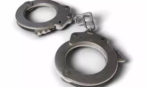 Delhi: फर्जी पुलिस बनकर ‘हनीट्रैप’ में फ़साने वाले गैंग के तीन सदस्य गिरफ्तार Delhi: फर्जी पुलिस बनकर ‘हनीट्रैप’ में फ़साने वाले गैंग के तीन सदस्य गिरफ्तार