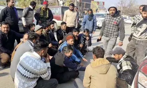 Jammu: मालवाहक चालकों ने पुलिस के खिलाफ किया प्रदर्शन