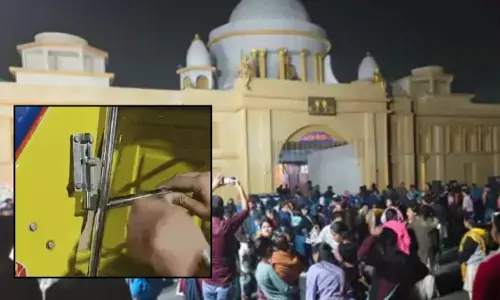 Christmas मेले में हेलीकॉप्टर राइड के दौरान दरवाजा खोलते समय गिरे बच्चे
